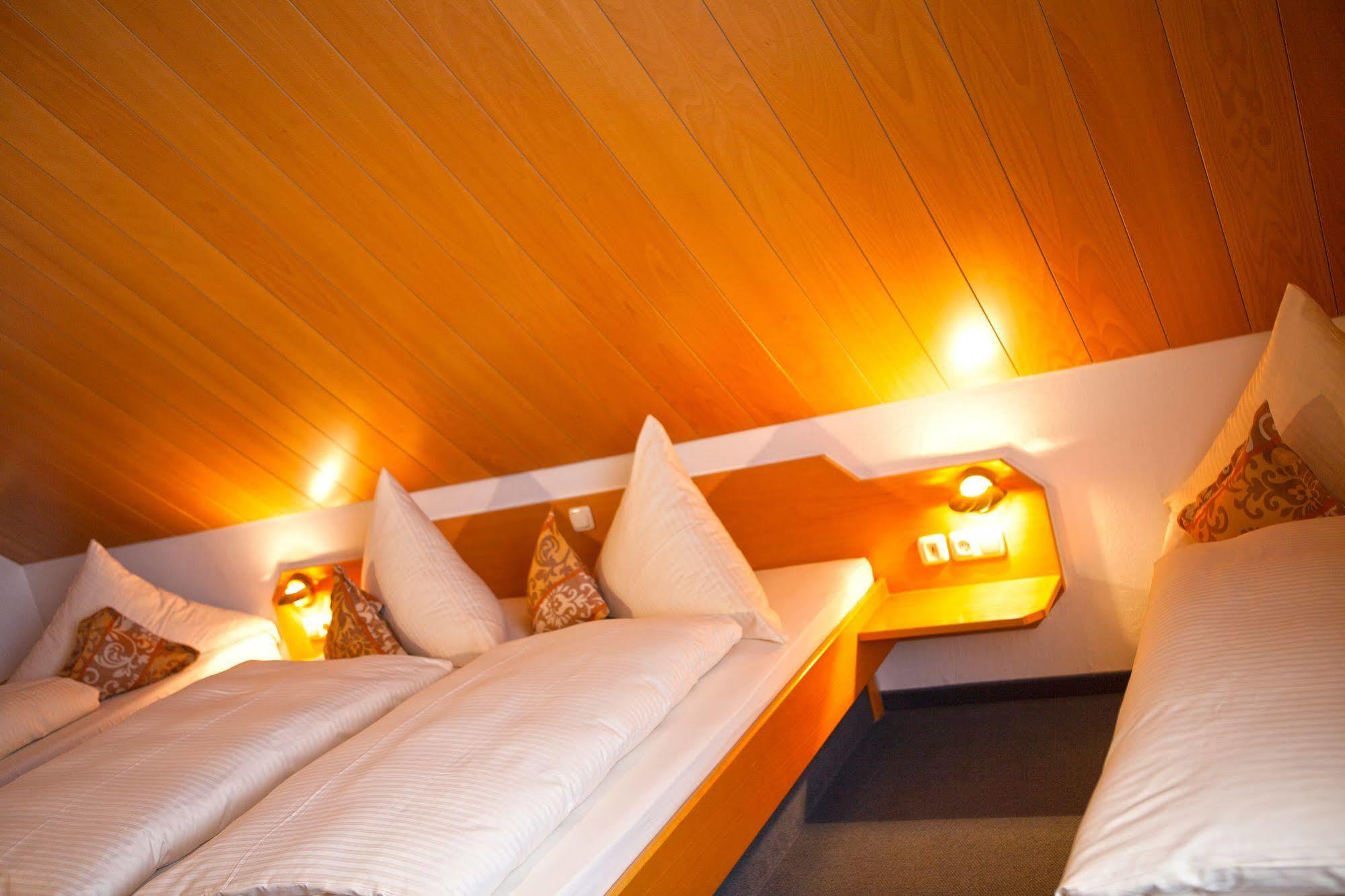 Hotel Am Ostpark ノイビーベルク エクステリア 写真
